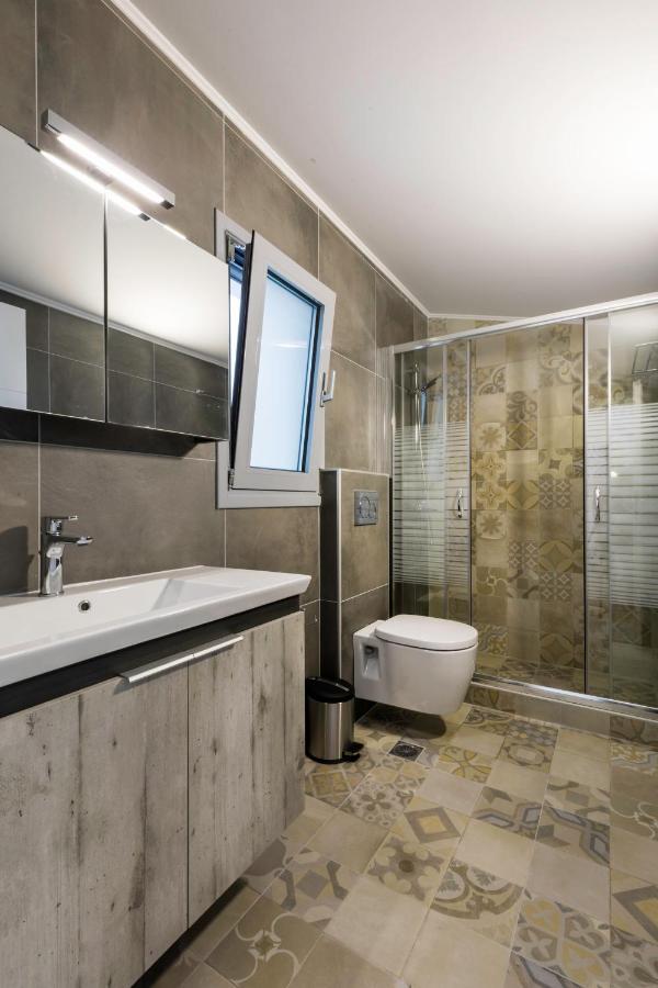 Crystal With Swimming Pool In Villaer